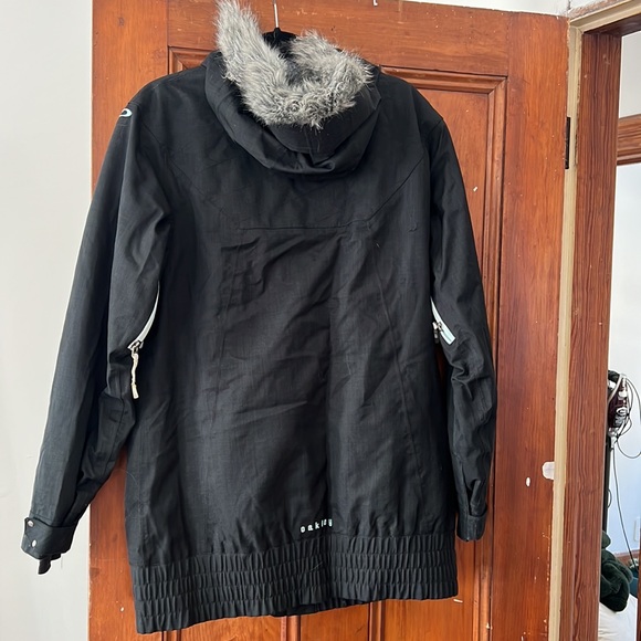 Oakley Women’s Snowboarding Jacket - Picture 5 of 7